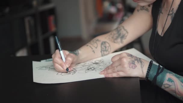 Tattoo meester maakt een schets van de tatoeage op papier — Stockvideo