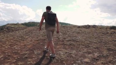 Genç adam gezgin dağa tırmanıyor