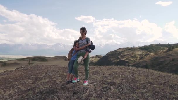 Portret matki i dziecka w górach. Młoda kobieta i jej córka poszedł camping. — Wideo stockowe