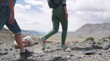 bacaklar yolcuları yakın çekim. turistler buzlu grubudur. Aile kamp gitti