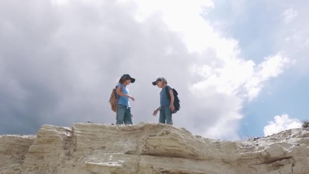 Barn resenärer med ryggsäckar ge varandra högt fem — Stockvideo