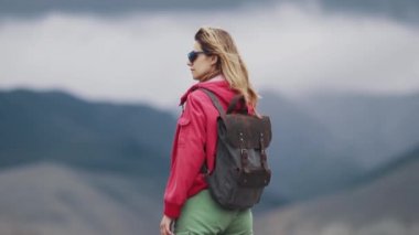 bir sırt çantası ile bir genç kadın turist portresi. Arkadan görünüm