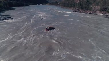 Hava. bir dağ nehirde rafting. Whitewater rafting takım azgın rapids azalan