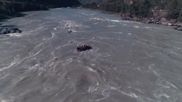 Aérea. rafting en un río de montaña. Equipo de rafting de aguas bravas descendiendo rápidos furiosos — Vídeo de stock