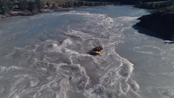 Luchtfoto. Rafting op de rivier van een berg. Whitewater raften team aflopende razende rapids — Stockvideo