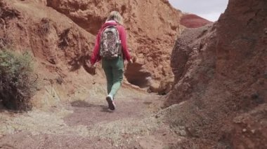 Kız sıradışı bir arazi yayılır. kızıl toprağı ve dağlar, Mars'ta gibi
