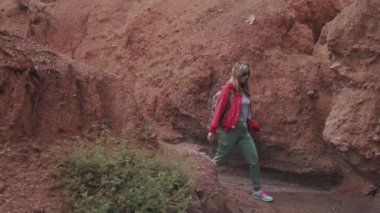 Kız sıradışı bir arazi yayılır. kızıl toprağı ve dağlar, Mars'ta gibi