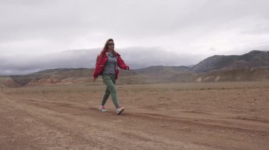 Kız sıradışı bir arazi yayılır. kızıl toprağı ve dağlar, Mars'ta gibi