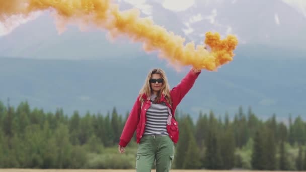 Viajero agitando una bomba de humo con humo de color. señales turísticas y atrae la atención granadas de humo — Vídeos de Stock