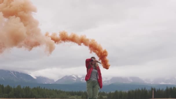 Viajero agitando una bomba de humo con humo de color. señales turísticas y atrae la atención granadas de humo — Vídeos de Stock