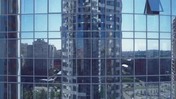 Antenowe. nowoczesne centrum biznesowe. odbicie megacity w windows budynek korporacyjnych. — Wideo stockowe
