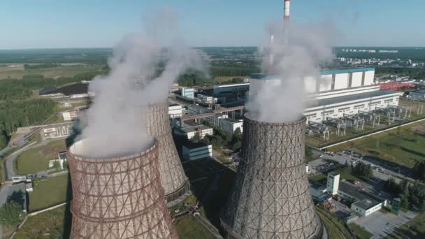 Luchtfoto op de werkplek van de macht. Koeltoren van kerncentrale. branden van steenkool energiecentrale — Stockvideo