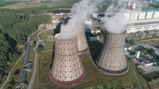 Luchtfoto op de werkplek van de macht. Koeltoren van kerncentrale. branden van steenkool energiecentrale — Stockvideo