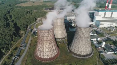 havadan görünümü çalışma güç istasyonu. Soğutma Kulesi nükleer santral. yanan Kömür Santrali