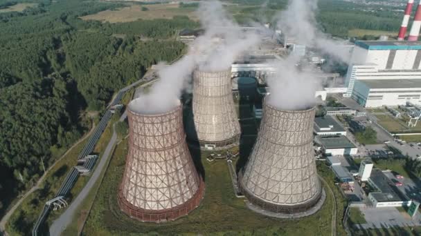 Luchtfoto op de werkplek van de macht. Koeltoren van kerncentrale. branden van steenkool energiecentrale — Stockvideo