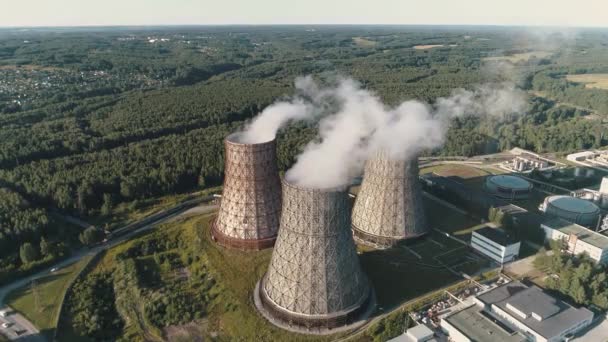 Antenni näkymä toimiva voimalaitos. Ydinvoimalan jäähdytystorni. hiilenpolttolaitos — kuvapankkivideo