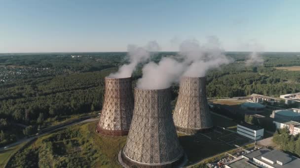 Вид с воздуха на действующую электростанцию. Охлаждающая башня АЭС. угольная электростанция — стоковое видео