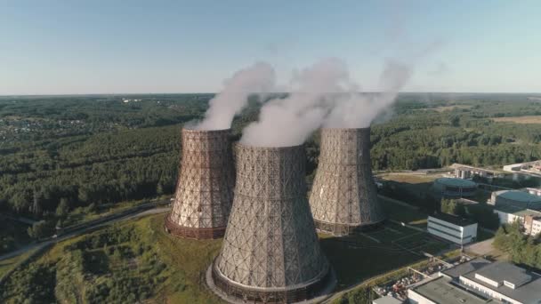 Widok z lotu ptaka na pracy elektrowni. Chłodnia kominowa elektrowni jądrowej. elektrowni spalających węgiel — Wideo stockowe