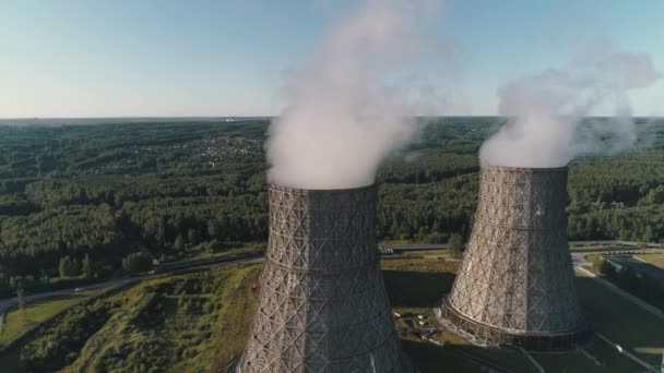 A légi felvétel a működő erőmű. Nukleáris erőmű hűtőtorony. szén égető erőmű — Stock videók