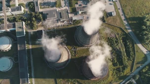 A légi felvétel a működő erőmű. Nukleáris erőmű hűtőtorony. szén égető erőmű. Nézd meg felülről — Stock videók