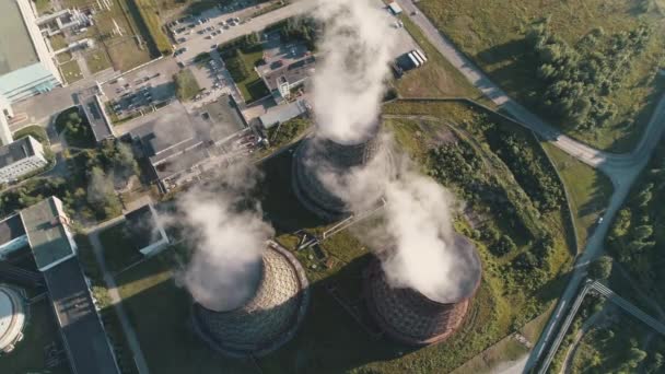 在工作发电站的鸟瞰图。核电厂冷却塔。燃煤电厂。从上面查看 — 图库视频影像