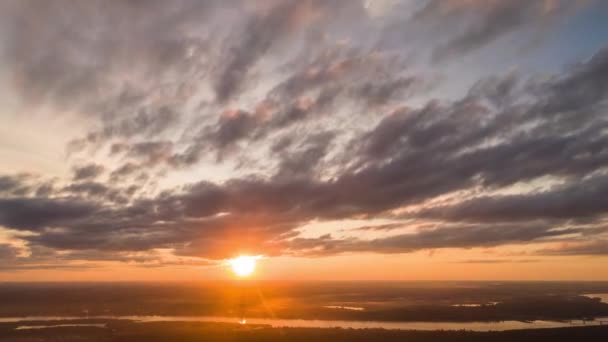 Hiperlapso aéreo del cielo con increíble puesta de sol naranja y roja — Vídeo de stock