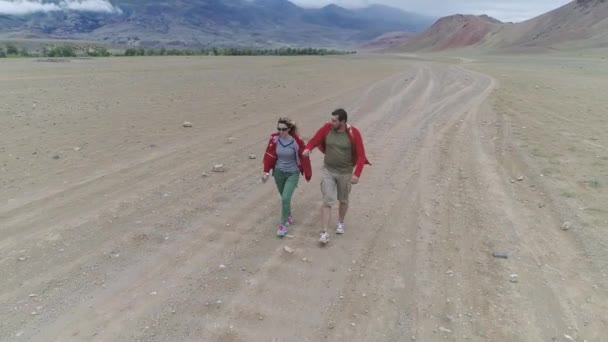 Мандрівники йдуть по пустельній долині — стокове відео
