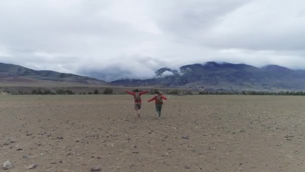 Voyageurs courent et agitent joyeusement leurs bras. gars et fille touristes sont heureux — Video