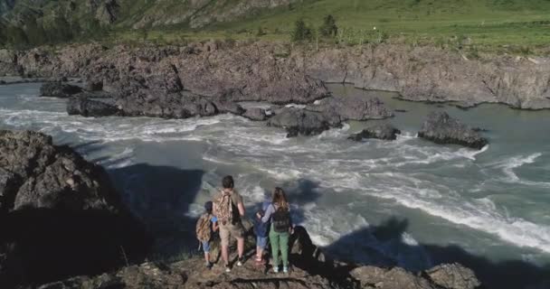 游客在山上 一个年轻的母亲和她的女儿们在远足 妇女与孩子欣赏山的壮观的看法 — 图库视频影像