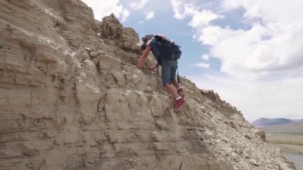 Gyermek mászik a hegyen. egy kis lány utazó a hátizsák — Stock videók