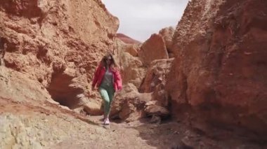 turist dağlık arazi yürüyor. Genç kadın yolcunun sırt çantası ile. kızıl toprağı ve dağlar, Mars'ta gibi