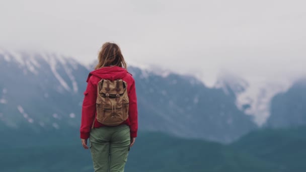 Portré egy lány, egy hátizsák utazik a hegyekben — Stock videók