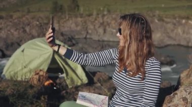 dağlarda bir geziye video iletişimi arkadaşlar kız turist görüşmeler