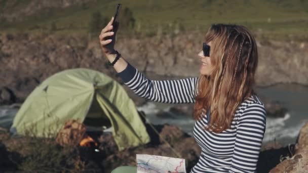 Reiziger praten met vrienden over de mededeling van de video op een reis in de bergen — Stockvideo