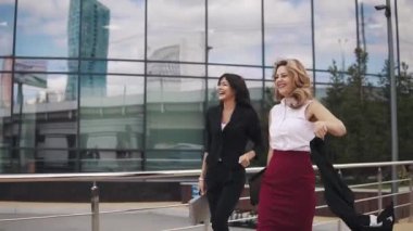 mutlu ve neşeli iş kadınları birbirlerine yüksek bir beşlik.