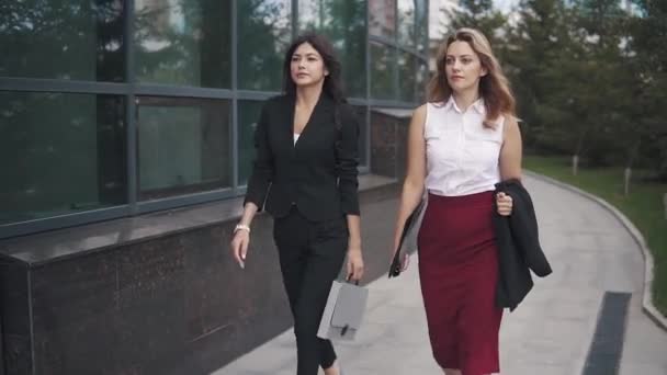 Mujeres de negocios seguras caminando por la calle — Vídeo de stock