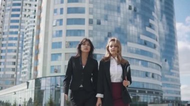 sokakta yürürken emin iş kadınları