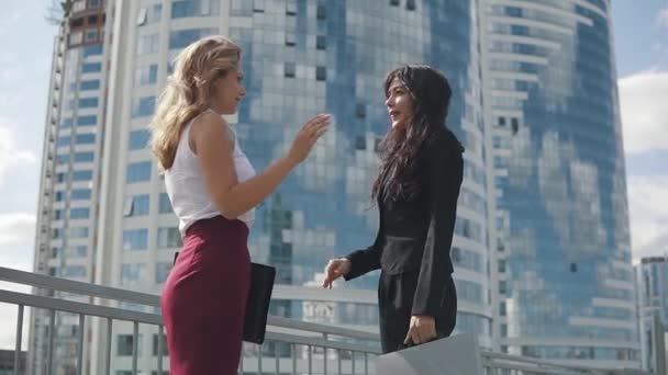 Dos mujeres de negocios se felicitan mutuamente por el éxito o la finalización exitosa del caso . — Vídeos de Stock