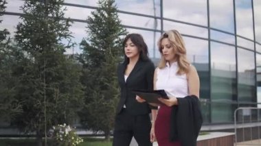sokakta yürürken emin iş kadınları. iş ortakları üstünde belgili tanımlık gitmek bahsediyoruz