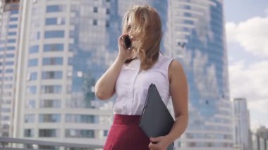 yakın çekim portre resmi bir takım elbise içinde bir kadın. Genç iş kadın Smartphone'da söz.