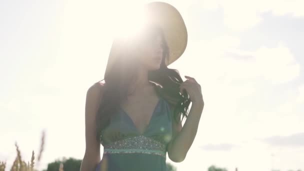 Retrato de una chica en un campo de trigo sombrero de paja. mujer atractiva joven en vestido rústico — Vídeos de Stock