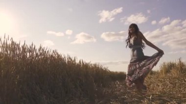 bir çayır kaygısız genç kadınlarda. ağır çekim