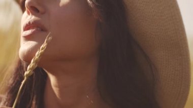 Çekici bir kız bir close-up şehvetli portresi. Seksi dudaklar portre