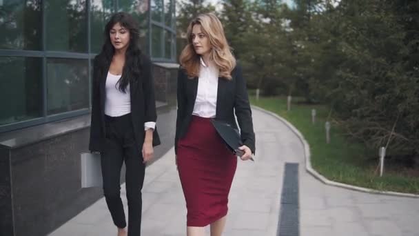 Mulheres de negócios confiantes andando pela rua. câmara lenta — Vídeo de Stock
