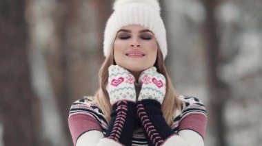 mittens yüz çekici kız kış ormandaki dokunur