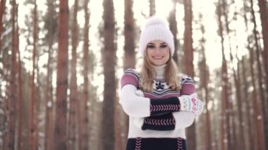 bir kız bir kış ormandaki örme kazak büyüleyici bir gülümseme portresi