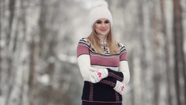 Porträt eines glücklichen jungen Mädchens im Winterwald. Model lächelt und posiert vor der Kamera — Stockvideo