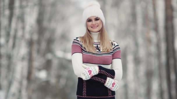 Retrato Uma Jovem Mulher Bonita Uma Floresta Inverno Menina Atraente — Vídeo de Stock