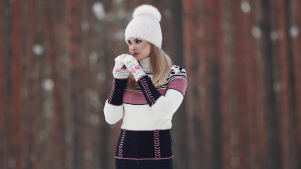 Dziewczyna Jest Picie Herbaty Termosem Świeżym Powietrzu Portret Młodej Kobiety — Wideo stockowe