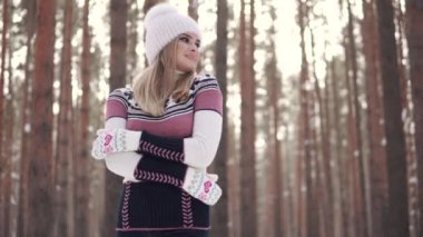 bir kış orman içindeki genç çekici kız portresi. Genç kadının güzel kış günü